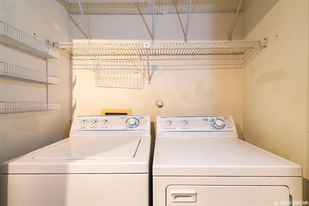 Utiility/Laundry closet w/ full sized washer and dryer. - 4411 SW 34th St
