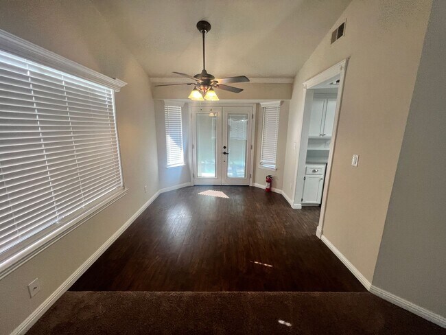 Building Photo - MOVE IN READY! Great looking home on a court location with low maintenance landscaping.