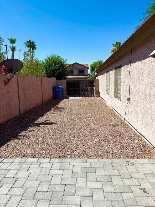 Building Photo - **BEAUTIFUL & SPACIOUS 3 BEDROOM/2 BATHROO...