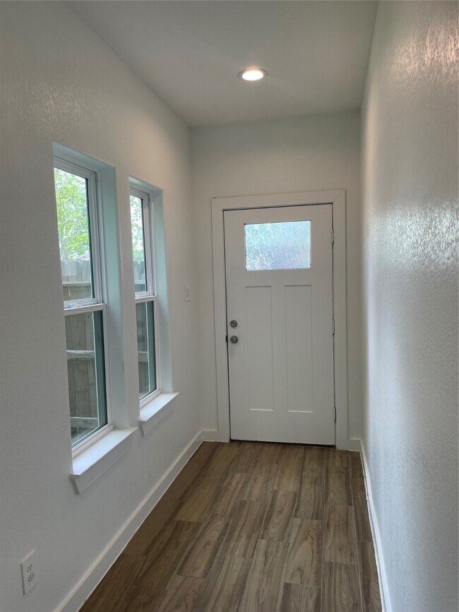 Building Photo - 5314 Longmeadow St