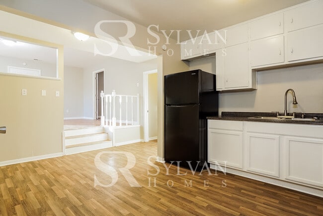 Building Photo - This adorable 4 bedroom, 2 bathroom home