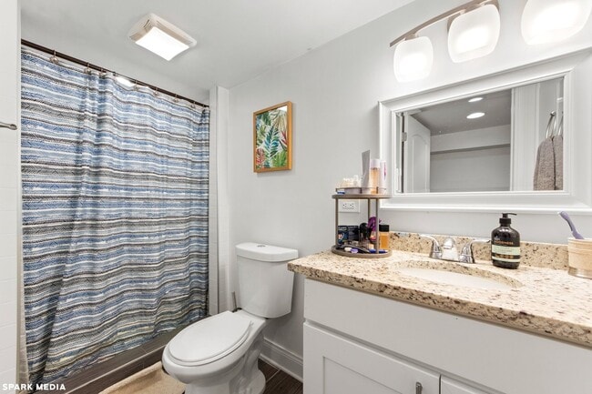 Building Photo - 1621 N McVicker Ave