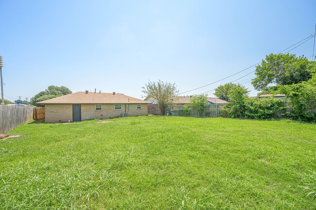 Building Photo - 505 N Norman Ave