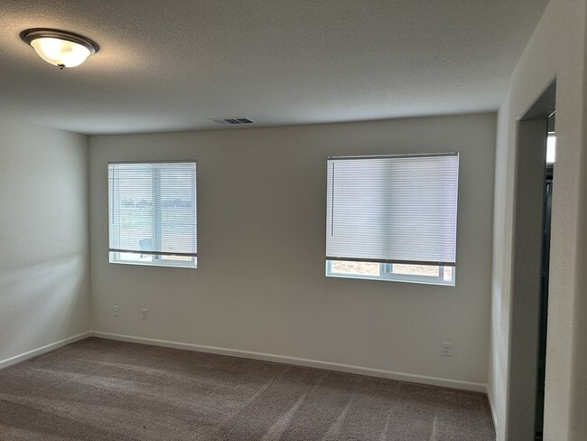 Building Photo - Manteca 5 Bedroom, 3 Bath Executive Style ...