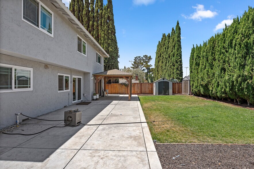 Building Photo - 3661 Slopeview Dr