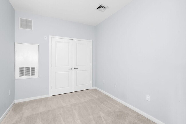 Building Photo - 1 Bed and Den 1 Bath - Silver Spring Condo - Garage Parking Space