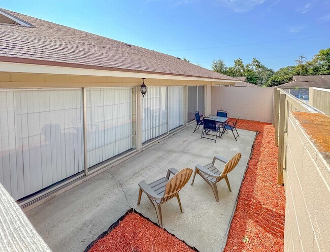 Building Photo - 2241 W Pensacola St