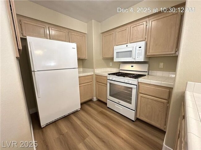 Building Photo - 2ND STORY 2-BEDROOM GREEN VALLEY CONDO