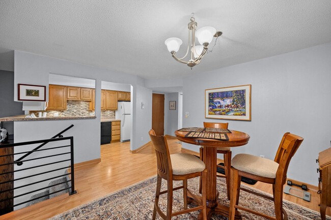 Building Photo - 2bed 2 bath contemporary condo overlooking the Waveland Golf Course