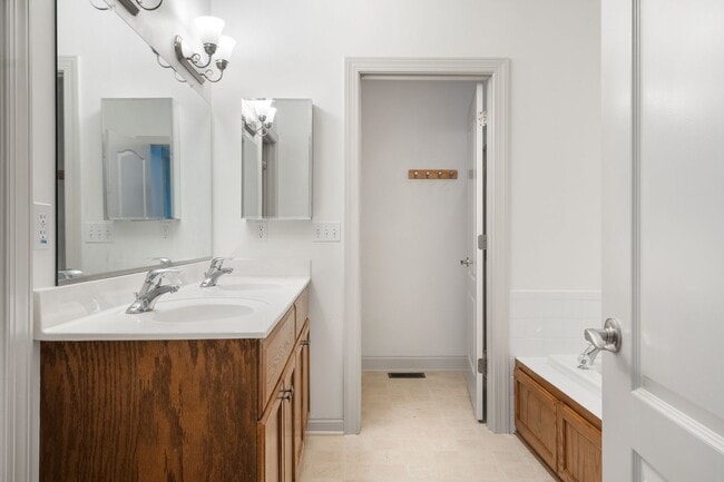 Building Photo - Gorgeous 3 Bedroom, 2.5 Bath End-Unit Town...