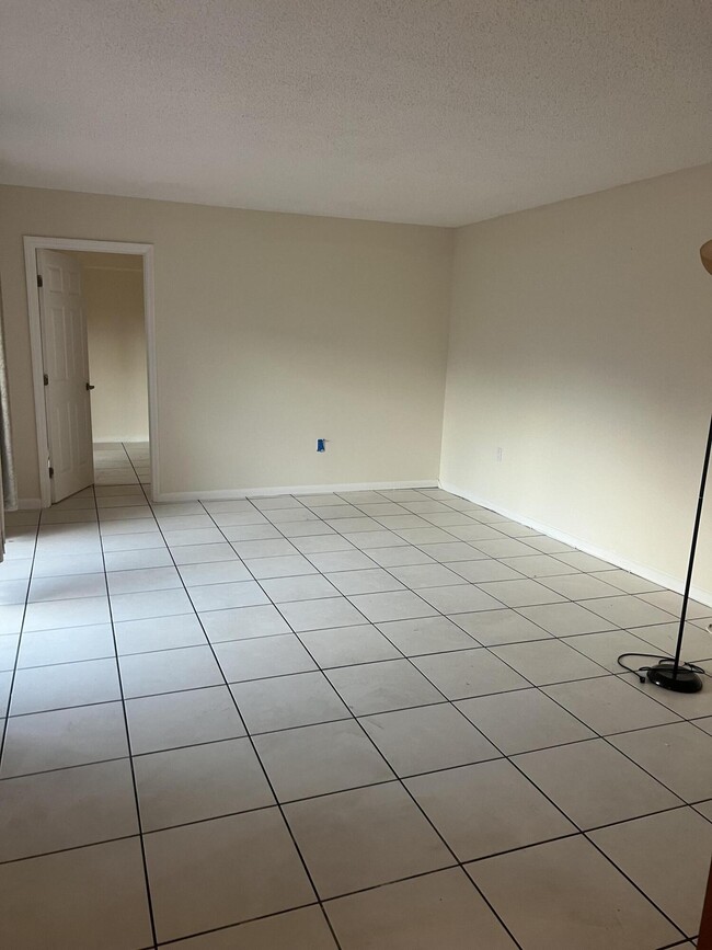 Building Photo - 1009 10th Ln
