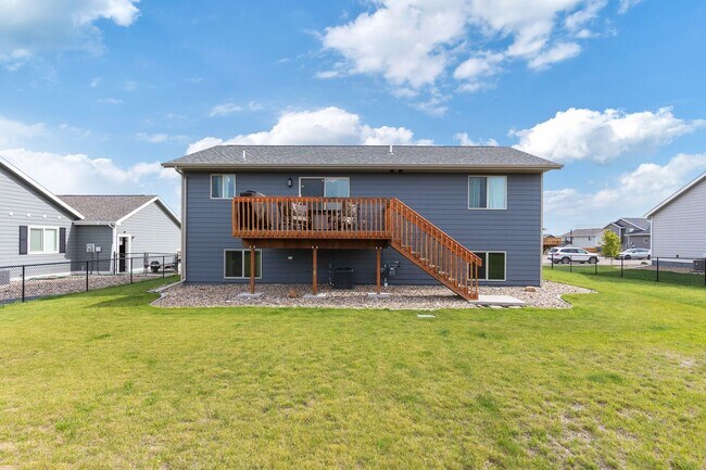 Building Photo - 4 BED | 3 BATH | DOUBLE GARAGE | RAPID VALLEY