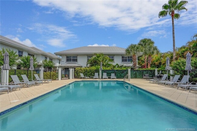 Building Photo - 3651 NE Pineapple Ave