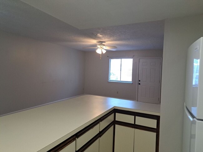 Building Photo - 4837 S Lakewood Dr