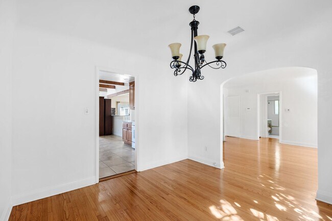 Building Photo - Spacious 4 BR 3 BA Home in Prime West L.A.