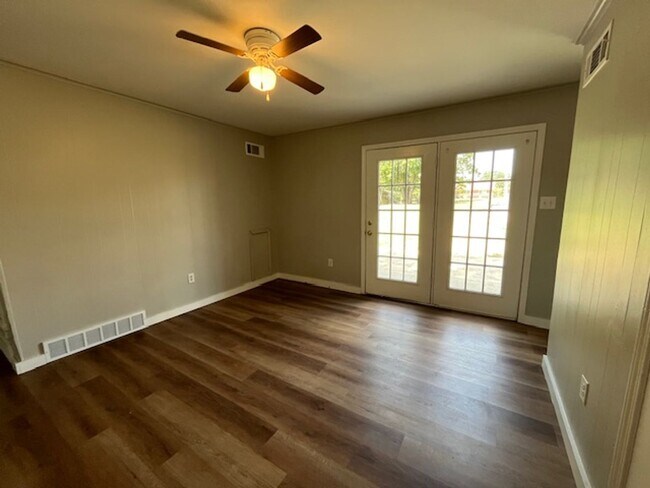 Building Photo - Renovated 3 Bedroom 1.5 Bath Home for Rent!