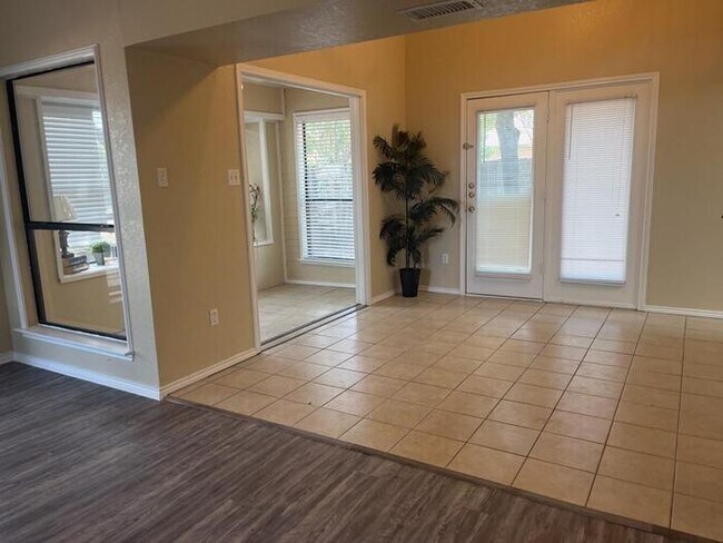 Building Photo - 6302 Meadowmere Ln