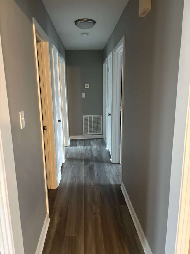 Building Photo - 392 Roselawn Dr