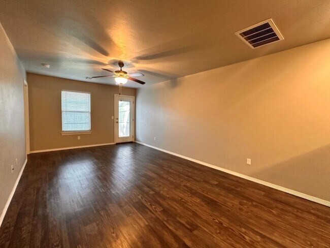 Building Photo - Charming 3-Bed Home w/ 2-Car Garage – Pet-Friendly
