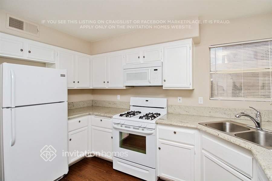 Building Photo - 3301 Hyannis Cir