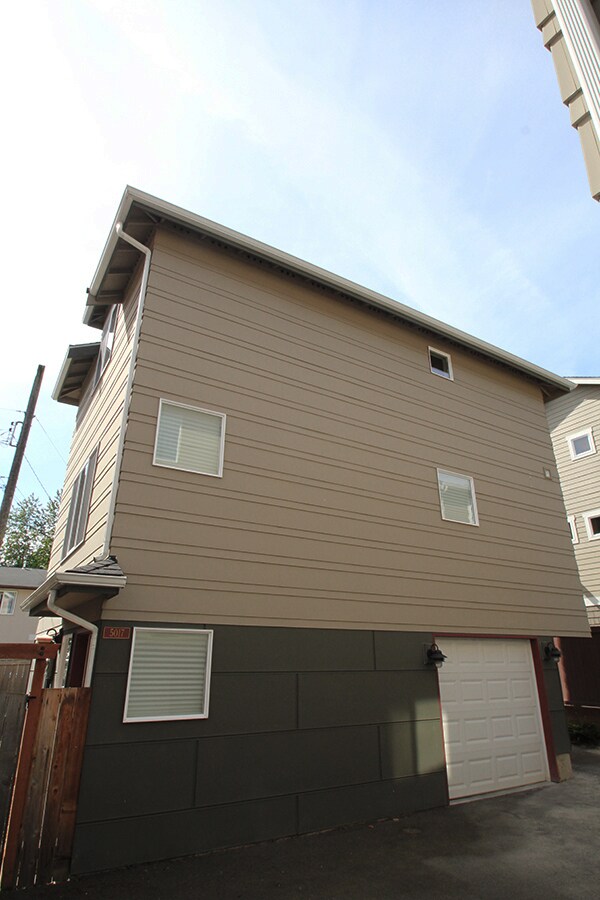 Building Photo - LUXURY 3 BED, 3 BATH SEATTLE TOWNHOME FOR RENT; AVAILABLE NOW!