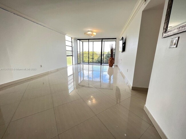 Building Photo - 2500 NE 135th St