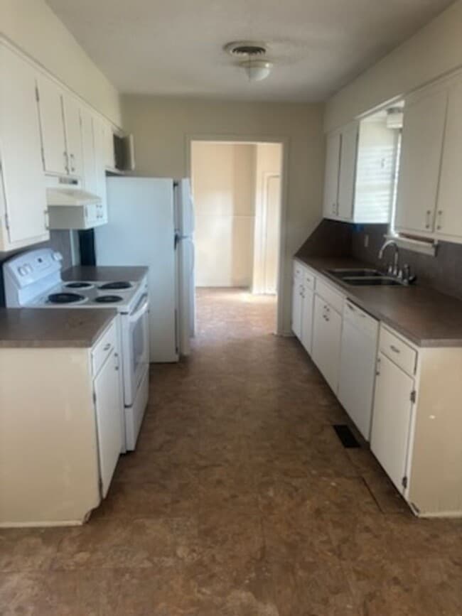 Building Photo - VERY NICE HOME IN THE RIDGECREST AREA. PETS NEGOTIABLE WITH OWNERS APPROVAL