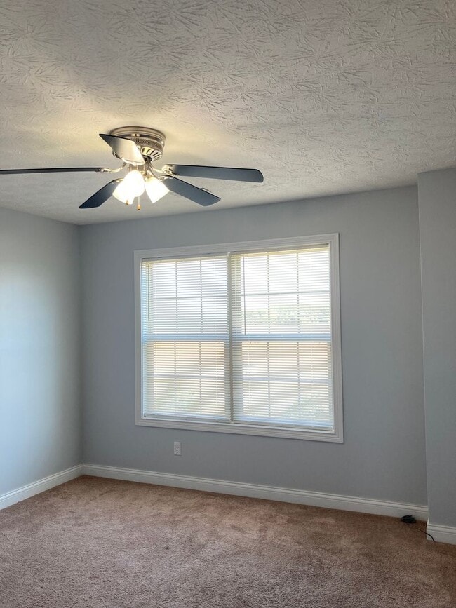 Building Photo - 141 Twin Lakes Dr