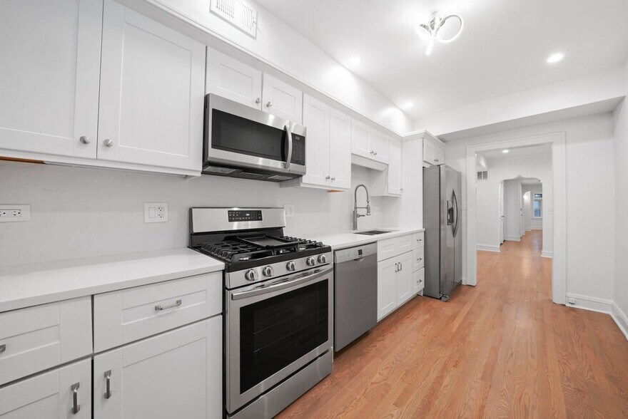 Building Photo - 2737 W Lunt Ave
