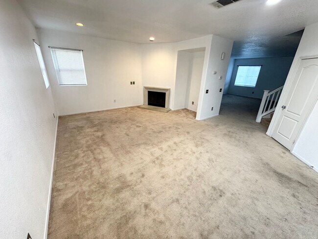 Building Photo - Spacious 5 bedroom home