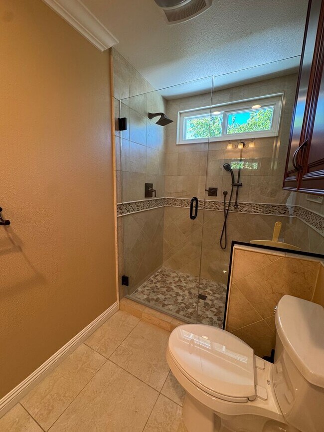 Building Photo - Prime Cul-de-Sac Location with Expansive Backyard