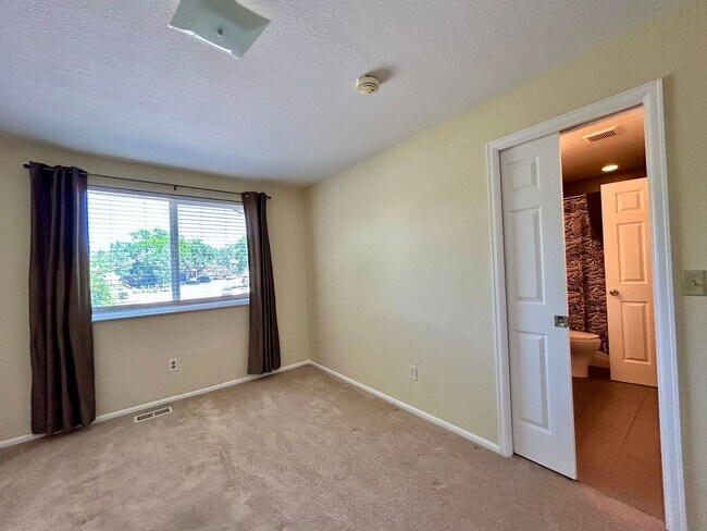 Building Photo - Spacious 4-Bedroom House Near Open Space in Heatherwood, Boulder