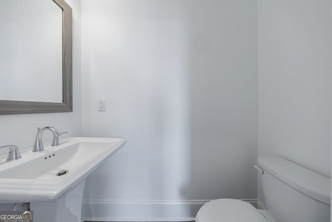 Building Photo - 10744 Davis Dr