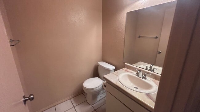 Building Photo - 560 Clover Dr