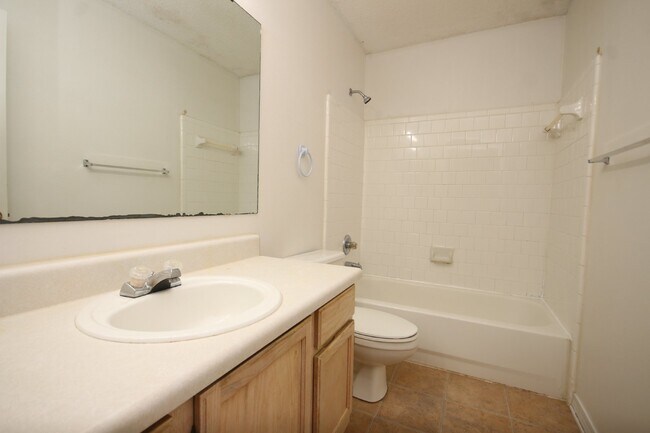 Building Photo - Northeast Pensacola 3/2 attached home for ...