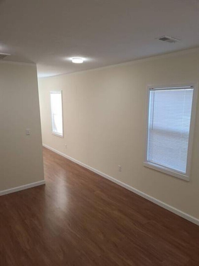 Building Photo - 1538 Longfield Ave