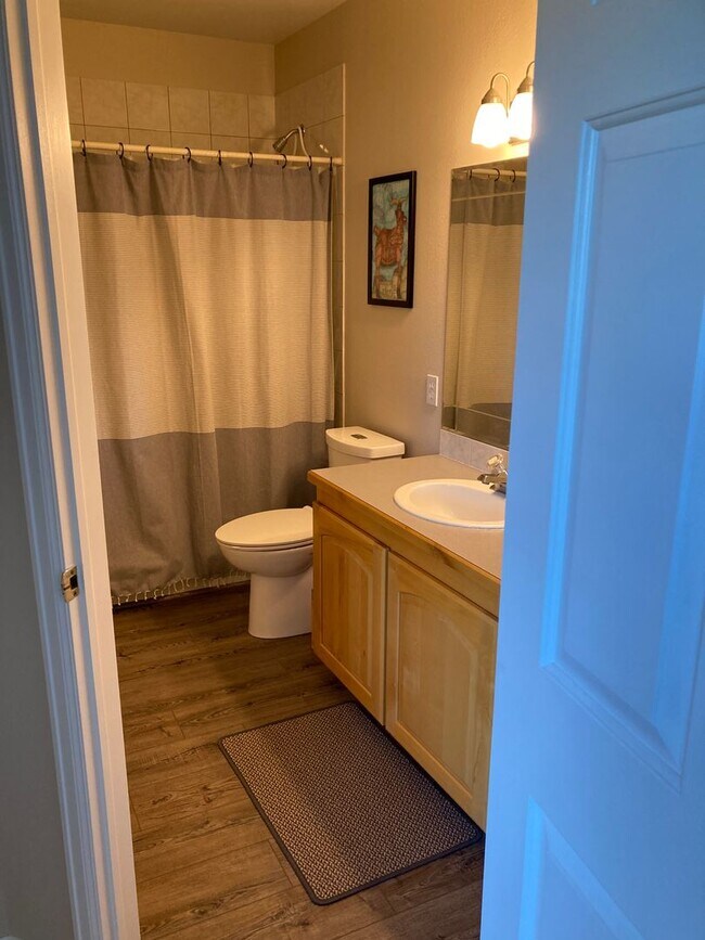 Building Photo - Bright and updated 3 bedroom with loft, In Unit Washer & Dryer, Large windows