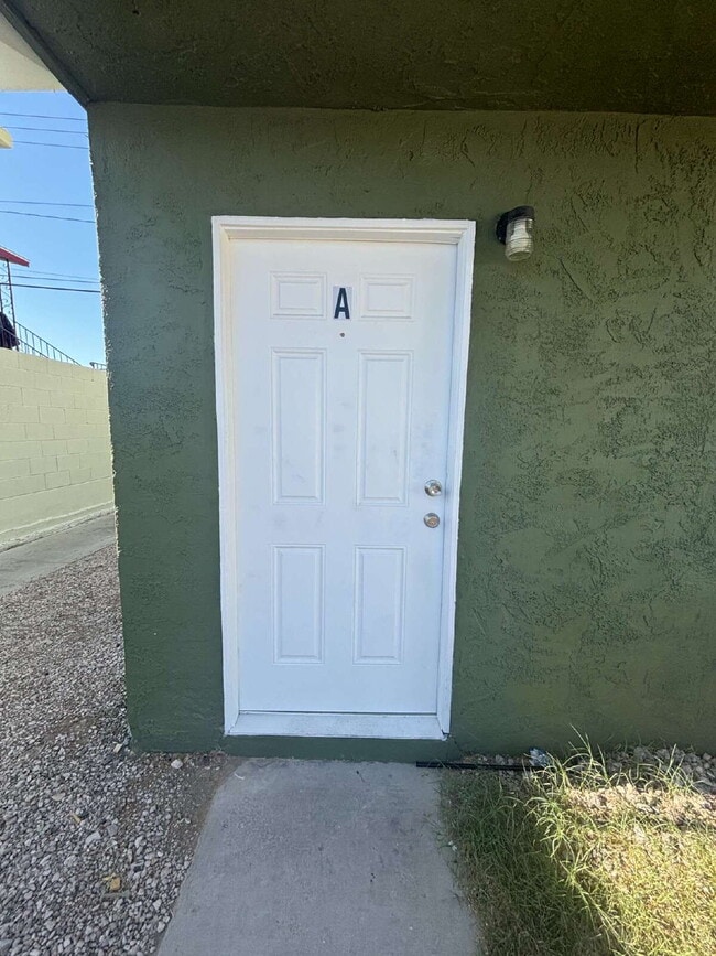 Building Photo - Freshly Painted 2-Bed with Full Utilities,...