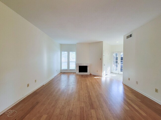 Building Photo - BEAUTIFUL UPDATED 2 BEDROOM 2 BATH CONDO. ...
