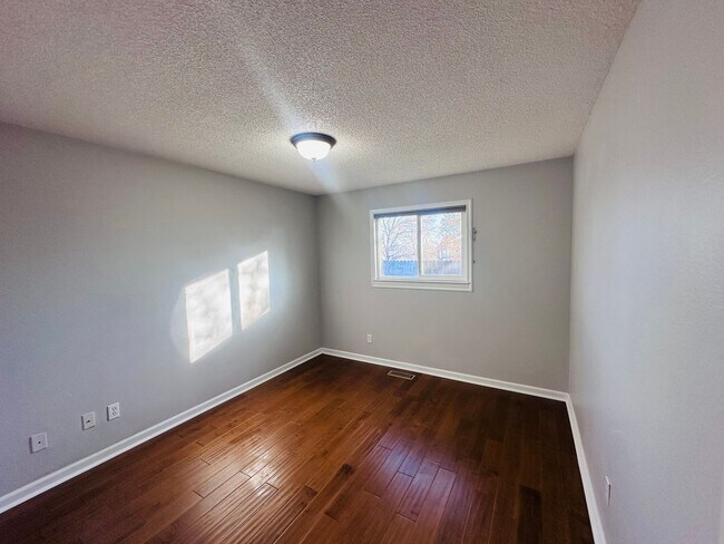 Building Photo - Charming Three Bedroom in Old Northwest Reno - Sewer & Trash Included! Available NOW!