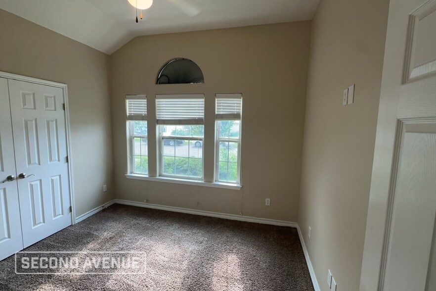 Building Photo - 1011 Forest Oak Dr