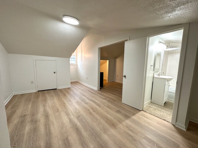Building Photo - Garden District Studio Apartment, All Utilities Included!