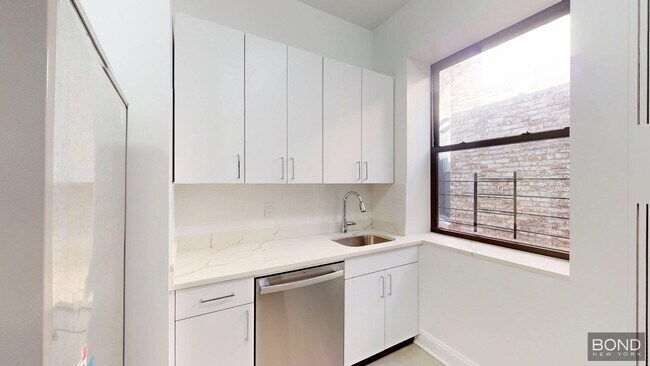 Building Photo - 26 E 91st St