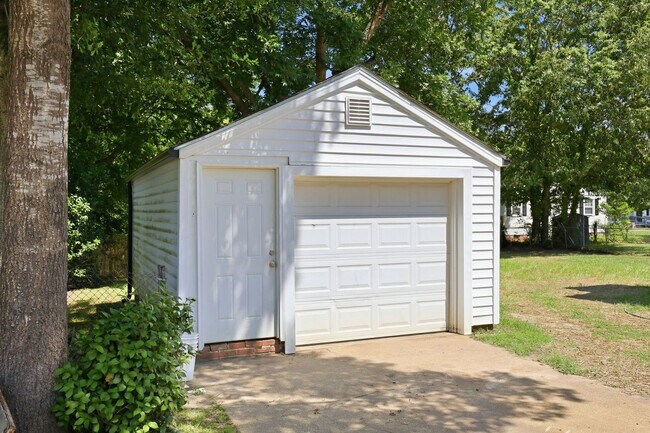 Building Photo - Modern Updates in this Classic 3bedroom/2.5 Bath Home in Erwin