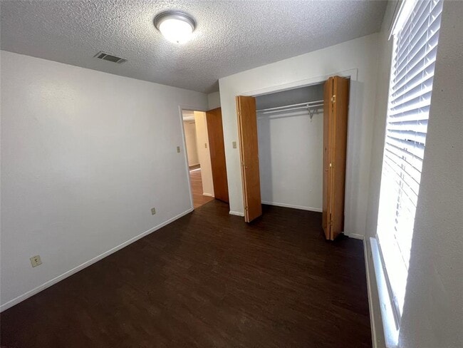 Building Photo - 1925 Castle Gate Cir