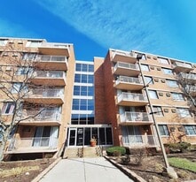Building Photo - 2211 S Stewart Ave