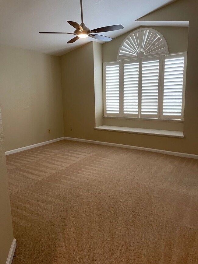 Building Photo - 4 bedroom 3 full bath Windsor Home!
