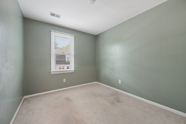 Building Photo - 1615 Colonial Way