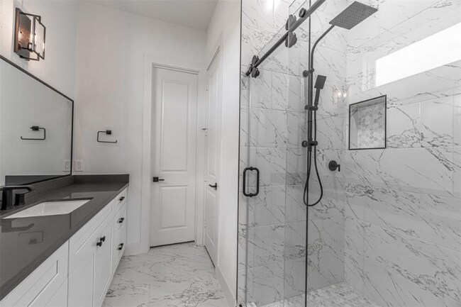 Building Photo - 204 Marathon St