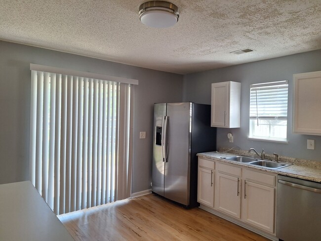 Building Photo - Wonderful Four Bedroom Home in Northeast C...